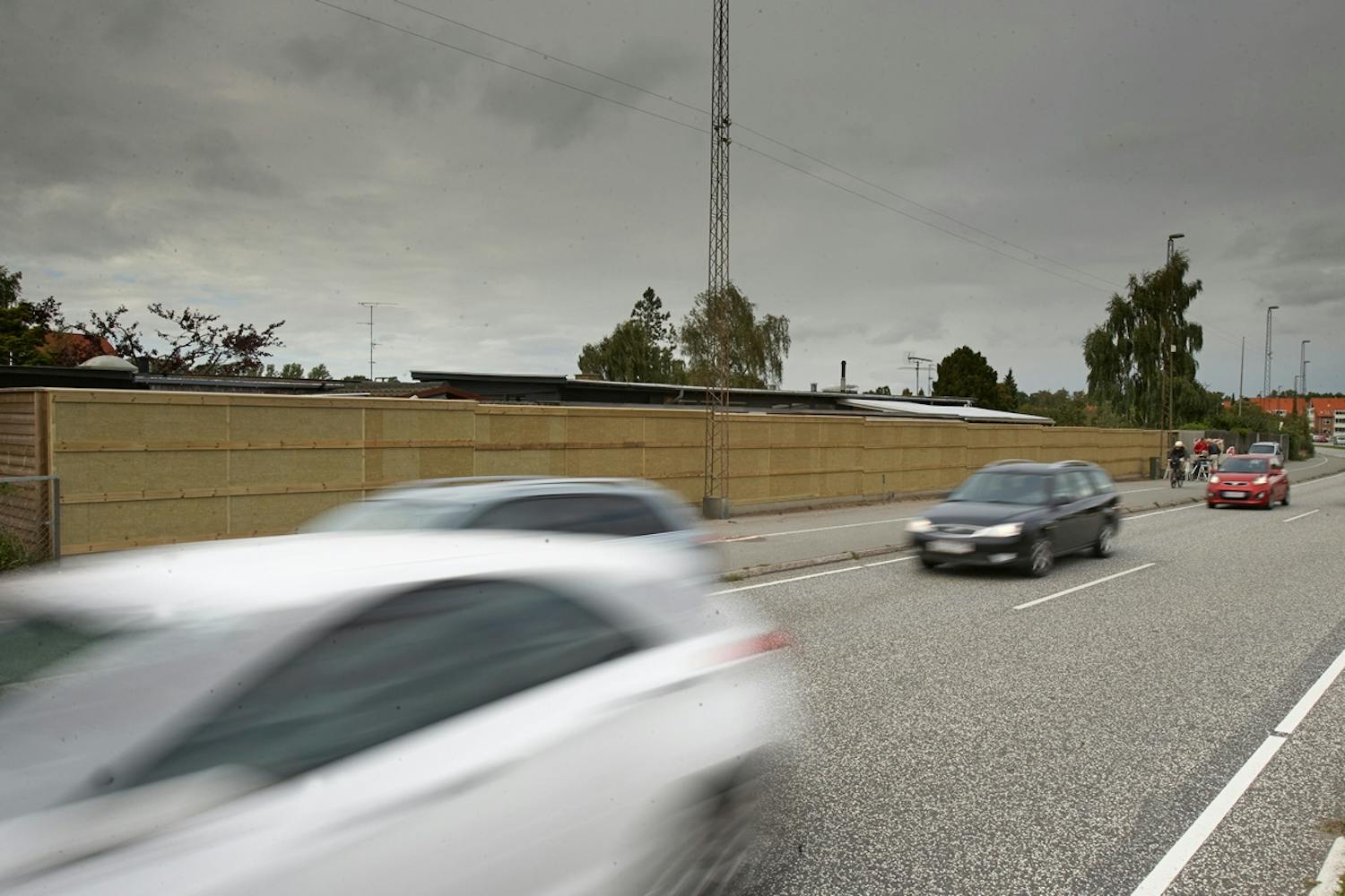 Støjhegn: Byg et støjhegn og slip for larmen fra vejen Støjhegn: Byg et støjhegn og slip for larmen fra vejen